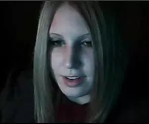 Bastante  adolescente chica charlando y masturbándose