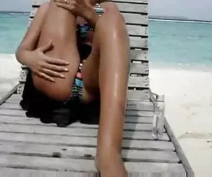 Mujer Sexy masturbándose en la playa chicas calientes