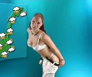 Clima  chica tiras hacia abajo completamente en la tv
