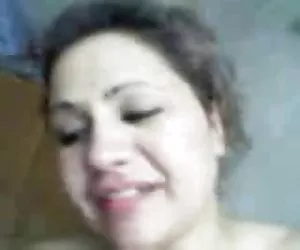 Árabe  bella esposa, trabajo de la mano de su esposo