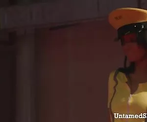  cachonda morena stripper masturbándose en el escenario