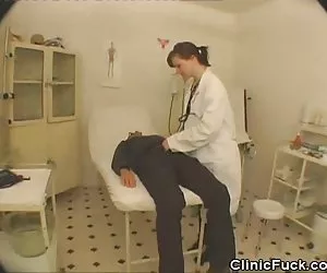Doctor de sexo femenino chupa los pacientes polla videos x gratis