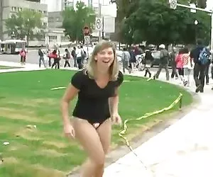 Caliente chica de colegio mostrando pantis en la calle chicasdesnudas