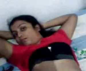 Caliente de la india a las parejas jóvenes a los juegos previos en la cama putas mujeres