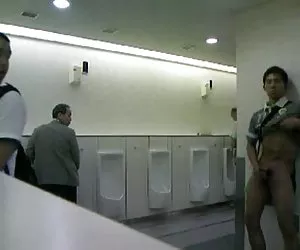 Cmnm - chico masturbándose en un baño público ! xxx gratis