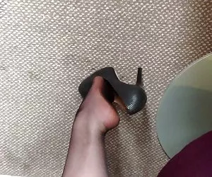 Louise nylon colgando sus tacones altos antes de la tarde de diversión mujeres porno