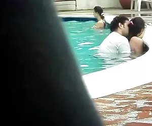  pareja de colombianos follando en la piscina