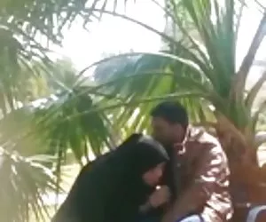 paquistaní hijabi bj y trabajo de la mano hasta que cum en parque público