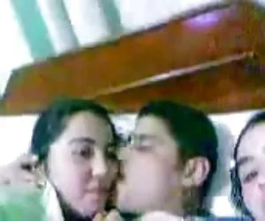  hombre árabe beso dos árabes (egipto) chica en la cama