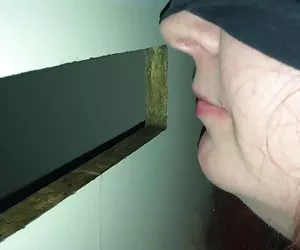 Esposa chupa la polla se chupaba las tetas y corrida facial en gloryhole porno gratis
