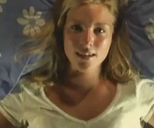 Menuda rubia juega con ella en la cama bideos porno xxx gratis