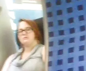 Ella me ve masturbándose en el tren polno gratis