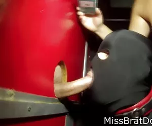 Esclavo chupa la polla en gloryhole con femdom mocoso perversiones xxx videos porno gratis