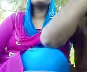 Desi tía masturbación con la mano en el parque chicas calientes gratis