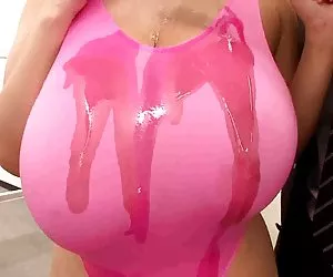 Asiática con increíbles tetas gigantes ponor xxx