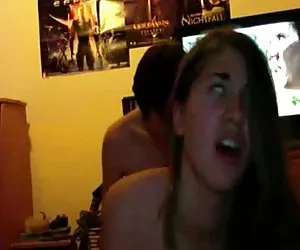 Dulce adolescente doggied en casa. disfrute de putas locuras