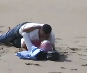 Árabe hiyab niña con su bf atrapados teniendo sexo en la playa video prno xxx