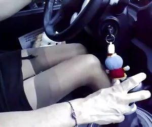 Esposa de conducir un coche mientras el marido, el amigo de ver su pierna descargar porno gratis