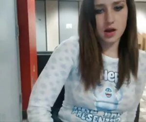  chica se masturba en la biblioteca publica frete a la webcam