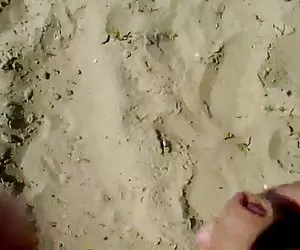 Espasmos  en la playa con corridas. ruso