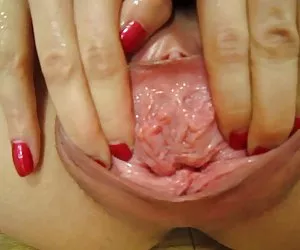  japón niña,lavar la vagina con la escobilla del wc
