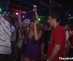  chica caliente haciendo un striptease en público