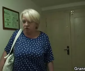 Abuelita se deja follar por un chico joven después de las compras porno putonas