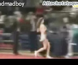 Animadora quita la parte superior durante un partido de baloncesto xxx porno videos gratis