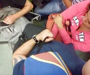 Mexicana cachonda agarrando verga en el metro! porbo gratis