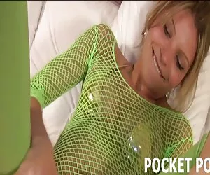 Lola saca sus pantimedias apretada contra su coño tias buenorras