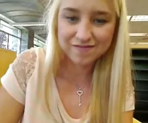  amateur - exposición linda rubia adolescente biblioteca dildo chorro