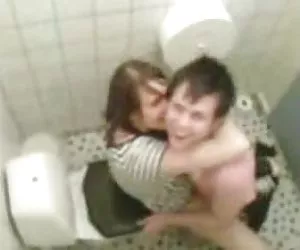 Follando  en lavabo de un bar