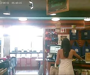  upskirted un adorable morena, buen culo