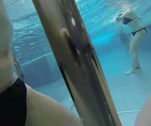 Piscine  et caresse