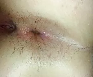Abrió el culo mientras está en la cama. el día después de su primer anal! video prono gratis