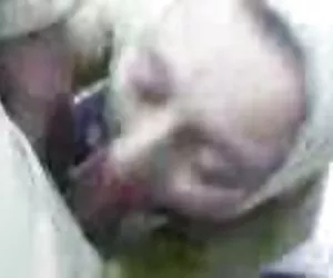 Árabe chica hiyab chupar la polla en el trabajo ponos xxx