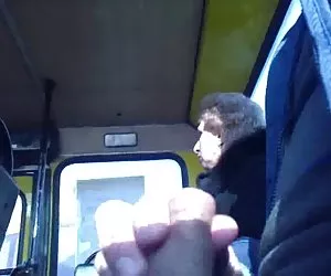 Chico se masturba en el transporte público mujeres porno