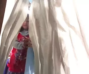 Chicas teniendo sexo mostrando la verga de una vendedora
