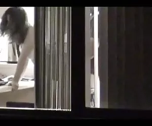 Ventana  de peep chica se queda clavado en frente de la ventana