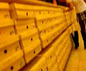  sans culotte dans le magasin de chaussure - upskirt sin bragas