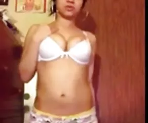  chica bailando en sujetador y bragas