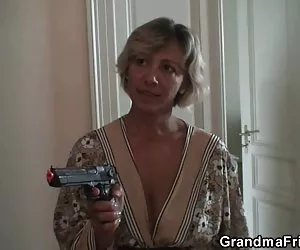 Sexy mamá encuentra a dos ladrones y les hace de su explosión videos poerno