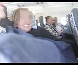Pareja española loco masturbación con la mano en un avión (increíble) chicas porno