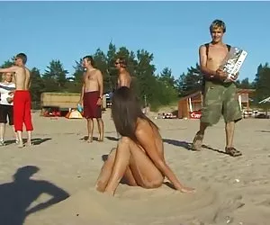 Hermoso fresco ante adolescente juega en la playa desnuda peliculas xxx zorras