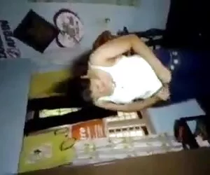 Chica mostrando los activos hard anal