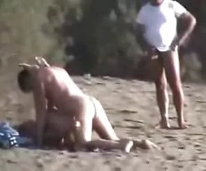 Nudisten diversión en la playa desnudas
