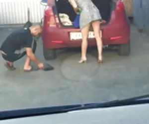 Upskirt en el centro de los neumáticos mujeres desnudas caseras