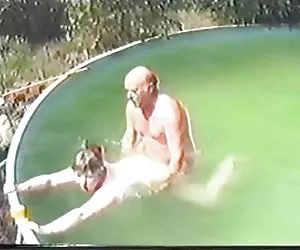 Pareja de ancianos teniendo sexo en la piscina de la parte 1 de desgaste de tweed videos x putas