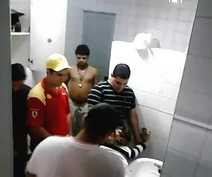 Individuos capturados follando a una chica en un pub aseo gangbang! mejores putas