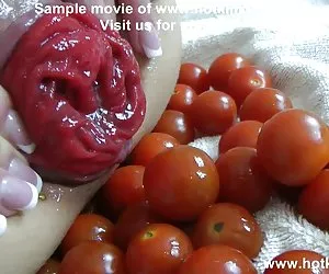 Hotkinkyjo vegetal el juego anal (50 tomates) por el culo follando